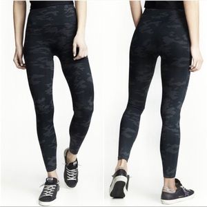 Spanx Look at Me Now Seamless Cropped Leggings Black Camo Women’s Size Medium